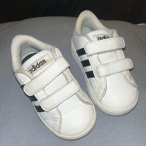 White Adidas toddlers sneakers size 6K